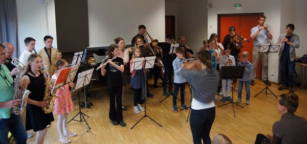 Ein kleines Orchester spielt zum Hausmusiktag.