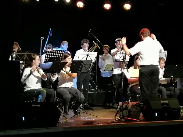 Das Ensemble Windstärke 12 spielt auf der WOW Bühne.