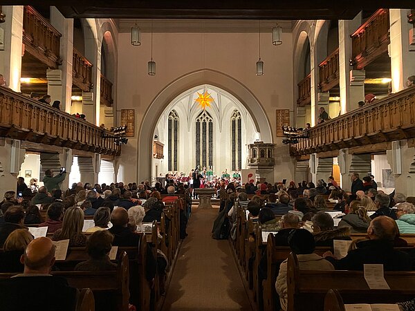 Die Friedenskirche von innen, mit vielen Besuchern beim Weihnachtskonzert.