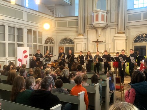 Die Big Band spielt in der Kirche Krögis vor Publikum.