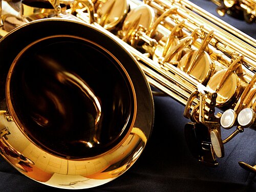 Es ist ein Ausschnitt eines Saxophones zu sehen, der liegend dargestellt ist.