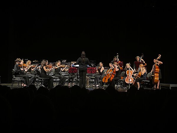 Das Nachwuchsorchester Radebeul musiziert auf der Bühne der Landesbühnen Sachsen.