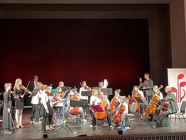 Ein Streichorchester mit Schülern der Musikschule probt auf der Theaterbühne Meissen.