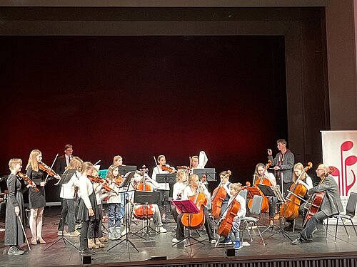Ein Streichorchester mit Schülern der Musikschule probt auf der Theaterbühne Meissen.