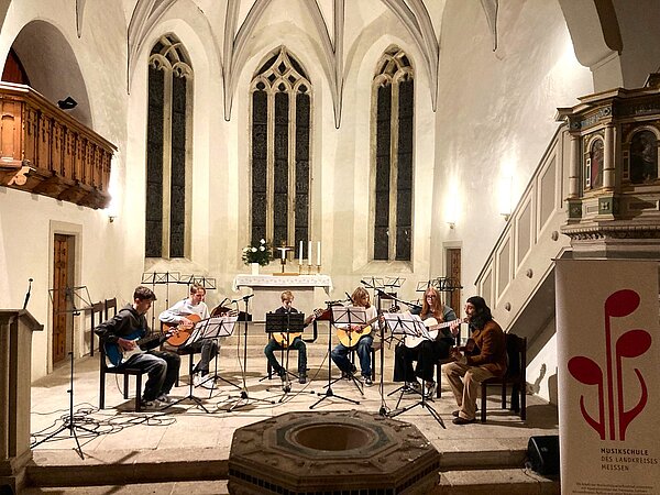 Das Gitarrenensemble der Musikschule Radebeul spielt im Altarraum der Friedenskirche.