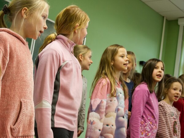 Kinder singen ein Lied.