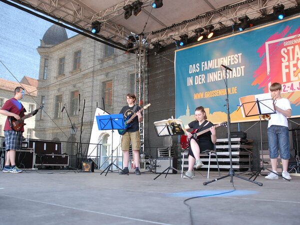 Die Musikschulband der Musikschule Großenhain spielt auf der großen Bühne zum Großenhainer Stadtfest.