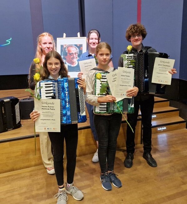 Fünf Akkordeonpreisträger präsentieren sich mit ihren Urkunden.