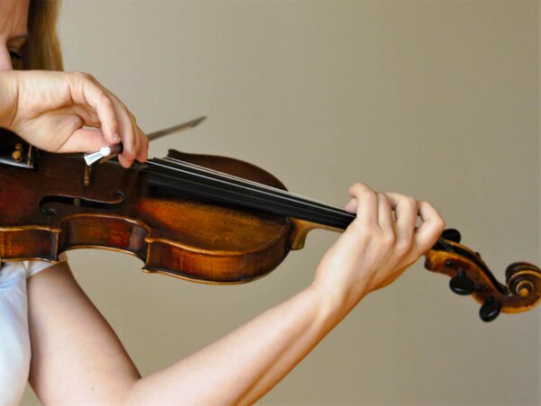 Ein Violine wird von einer Solistin gespielt.