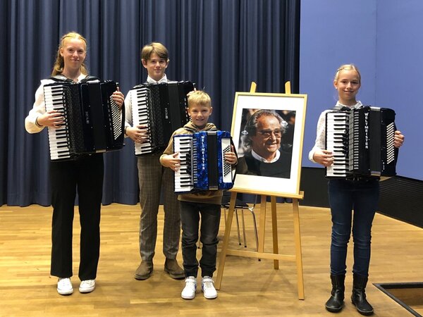 Es sind vier Akkordeonschüler zu sehen die am "Werner Richter" Wettbewerb teilgenommen haben.
