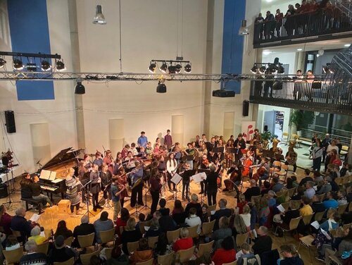 Das Schulorchester Coswig, welches ein Kooperationsprojekt von Musikschule und Gymnasium ist, und andere Ensembles spielen zusammen.