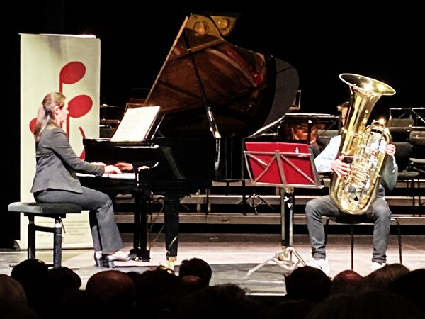 Ein Tubaschüler wird durch eine Korrepetitorin am Klavier begleitet.