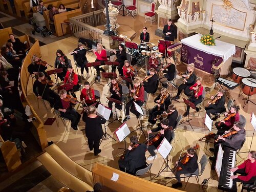 Das Nachwuchsorchester der Musikschule Großenhain spielt in der Marienkirche.
