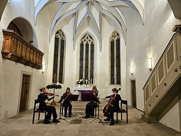 Das EFIA-Streichquartett spielt in der Friedenskriche.