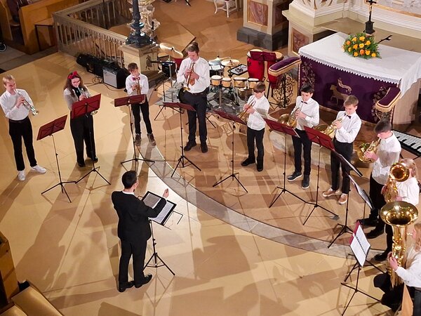Das Blechblasensemble der Musikschule Großenhain spielt in der Marienkirche.