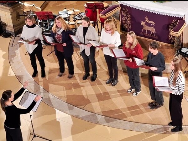 Ein Gesangsensemble singt in der Marienkirche Großenhain.