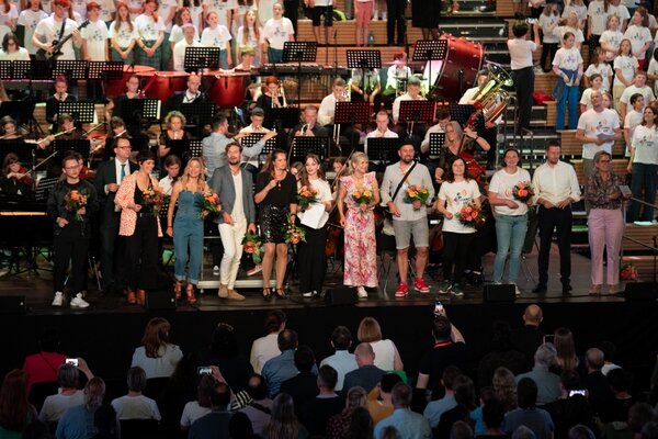 Auf einer kleinen Bühne sind prominente Paten des Projekts Stimme an zu sehen, darunter Uta Bresan, Stefanie Hertel, Felix Räuber sowie der sächsische Ministerpräsident Michael Kretschmer und Barbara Klepsch, Sächsische Staatsministerin für Kultur und Tourismus.