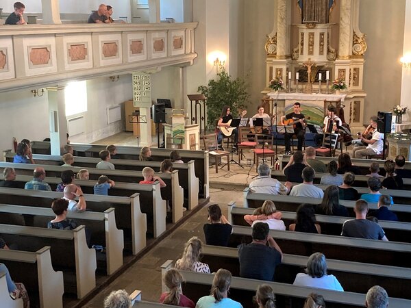 Das Gitarrenensemble spielt in der Stadtkirche Nossen.