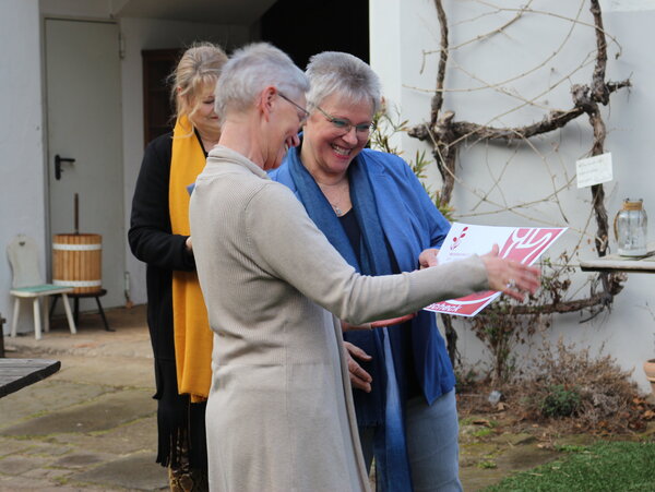 Ein Mitglied des Lions Club und ZONTAS Elbtal hät freudig mit Frau Haas zusammen einen Scheck für die Musikschule des Landkreises Meissen zur finanziellen Unterstützung für Orchesterreisen.
