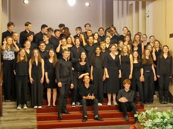 Die Orchestermitglieder des JSO Radebeul posieren für ein Foto.