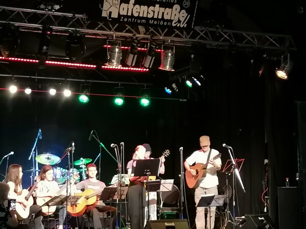 Das Ensemble SAitenstraße spielt auf der WOW Bühne.