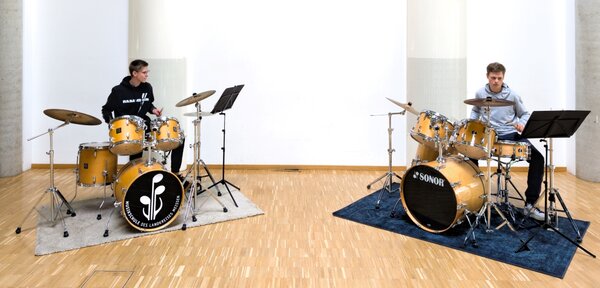 Zwei Schlagzeugschüler spielen als Duo.