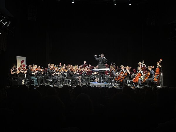 Das Jugendsinfonieorchester Radebeul musiziert auf der Bühne der Landesbühnen Sachsen.