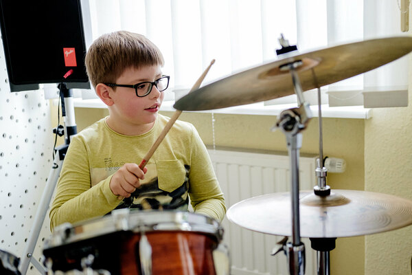Ein Schüler spielt auf seinem Schlagzeug.