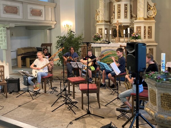 Das Gitarrenensemble Radbeul spielt in zum Kinzert Gitarre plus.