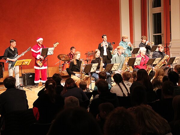 Die Big Band der Musikschulschule Meissen spielt vor Publikum.