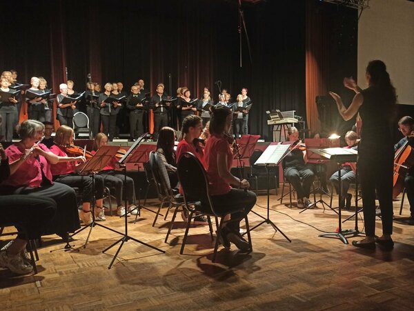 Das Streichorchester „Saitensprung“ Großenhain gemeinsam mit der Singgemeinschaft Großenhain e.V..