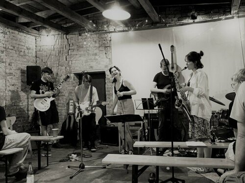 Eine Musikschulband mit Sängerin spielt in der KulturGarage.