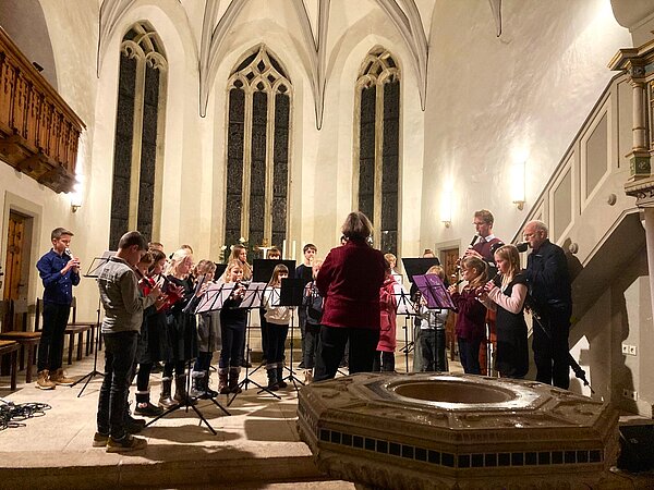 Das Holzblasensemble spielt in großer Besetzung in der Friedenskirche.