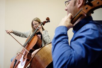 Eine Celloschülerin spielt zusammen mit ihrem Lehrer.