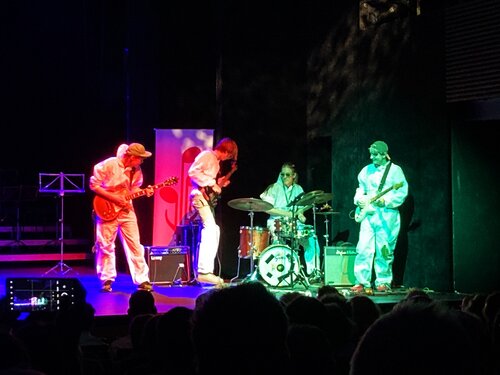 Die Band Jätal rockt angeleuchtet mit roten bis grünen Farben vor Publikum.