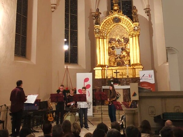 Blechblasschüler spielen vor Publikum in der Klosterkirche Riesa.