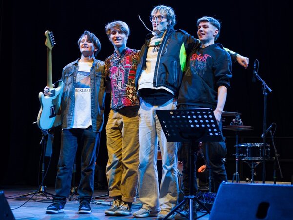Die Band Jaetal posiert stehend auf der Bühne.