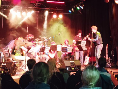 Die "sAitenstraße", ein Ensemble bestehend aus Gitarrenschülern, spielt auf der Bühne der Veranstaltung *WOW* in Meißen.