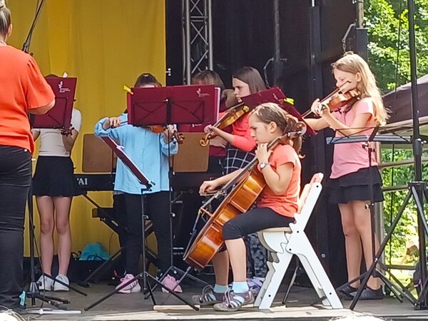 Zu sehen sind spielende Schüler, u.a. eine Cellistin des jungen Streichorchesters „Die Großenhainer Anstreicher“.