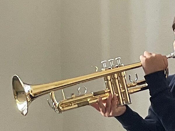 Ein Schüler spielt die Trompete.