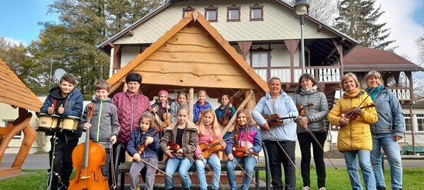Das Nachwuchsstreichorchester posiert für die Kamera.
