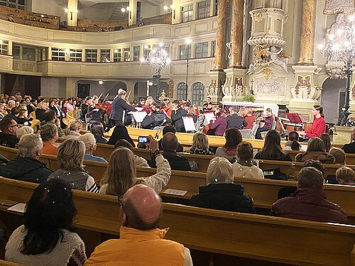 Das Streichorchester der Musikschule Großenhain spielt in der Marienkirche vor Publikum.