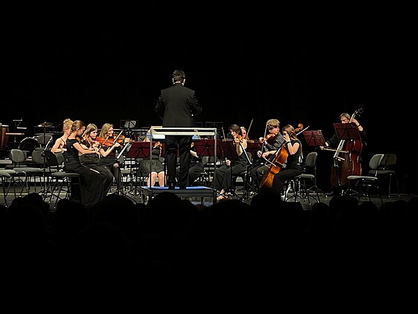 Das Streichorchester Meißen musiziert auf der Bühne der Landesbühnen Sachsen.