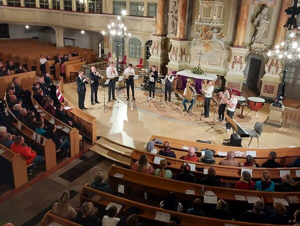 Das Blechblasensemble der Musikschule Großenhain spielt in der Marienkirche vor Publikum.