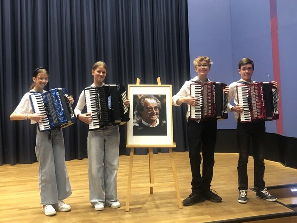 Es sind zwei Akkordeon-Duos zu sehen. Schülerinnen und Schüler die am "Werner Richter" Wettbewerb teilgenommen haben.