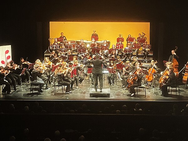 Das Jugendsinfonieorchester Radebeul spielt zum Weihnachtskonzert, vor Publikum, auf der Bühne der Landesbühnen Sachsen.