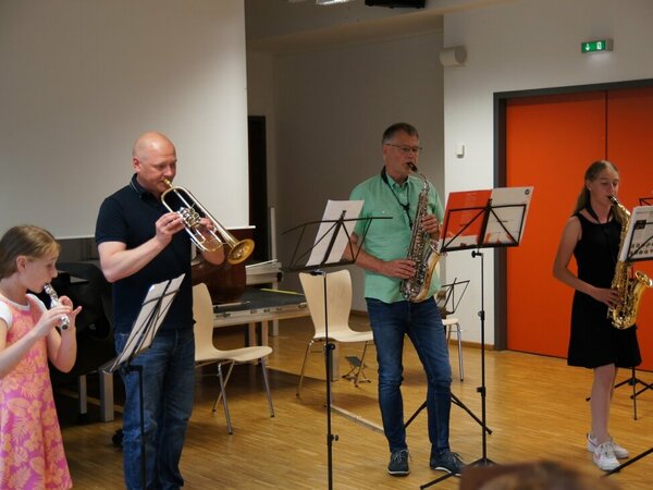 Vier Holzbläser spielen zusammen.