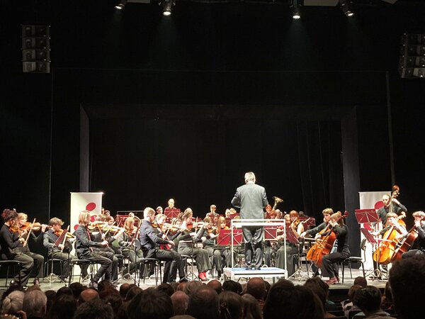 Das Jugendsinfonieorchester Radebeul spielt vor Publikum.