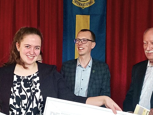 Fidelia strahlt in die Kamera. Sie hat gerade ihren Preis entgegengenommen.