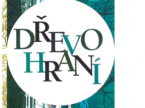 Das Bild zeigt eine grafische Darstellung des Schriftzugs „DŘEVOHRANÍ“ in einer künstlerischen, überlappenden Typografie. 